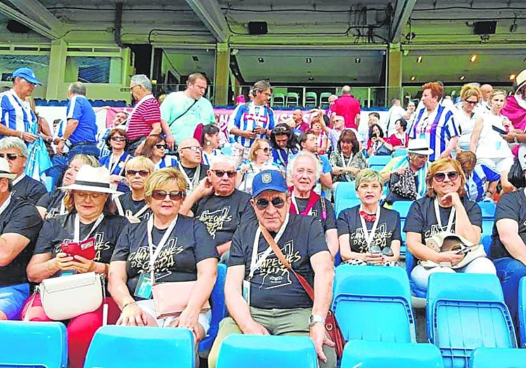 De negro, miembros de la Gran Peña Nou d'Octubre de Gandia, en un partido para ver al Valencia.