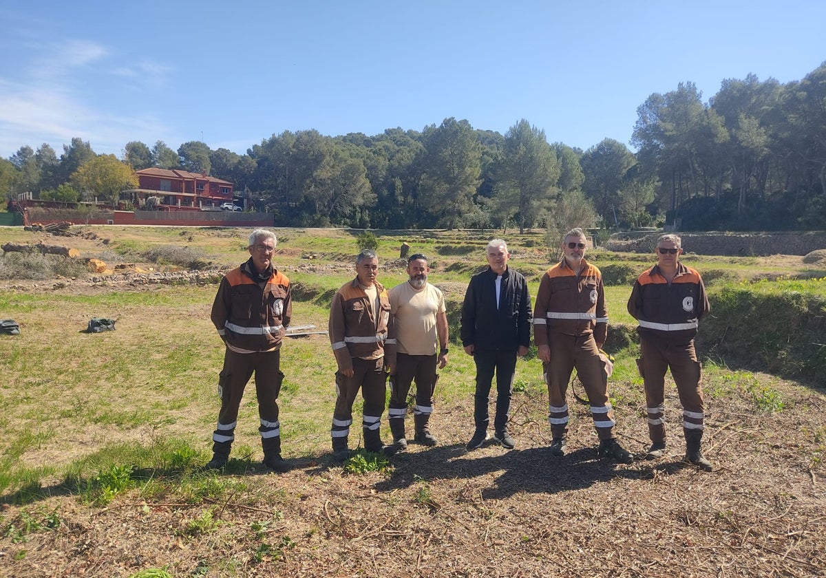 El concejal junto a las brigadas.