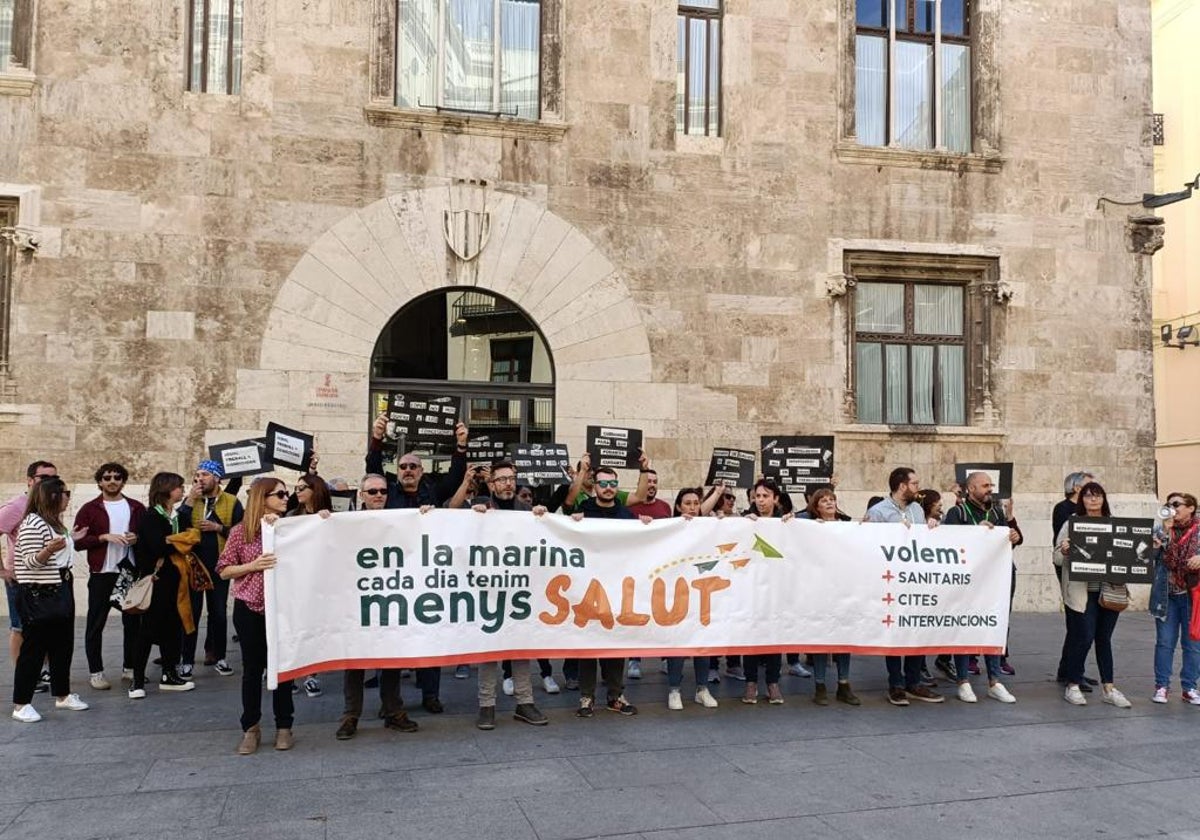 Concentración ante el Palau de la Generalitat de trabajadores de Marina Salud.