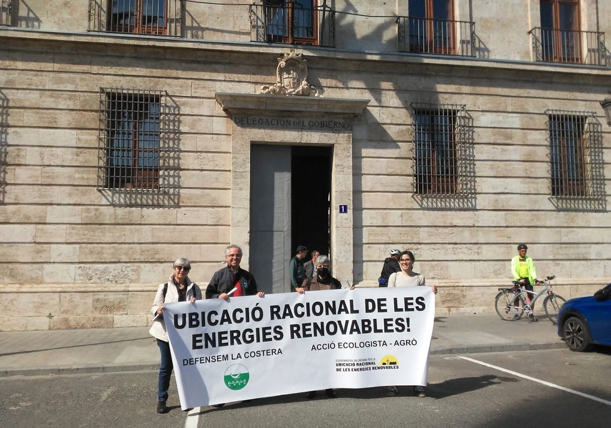 Miembros de Acció Ecolista-Agró la Costera ante la Subdelación del Gobierno.