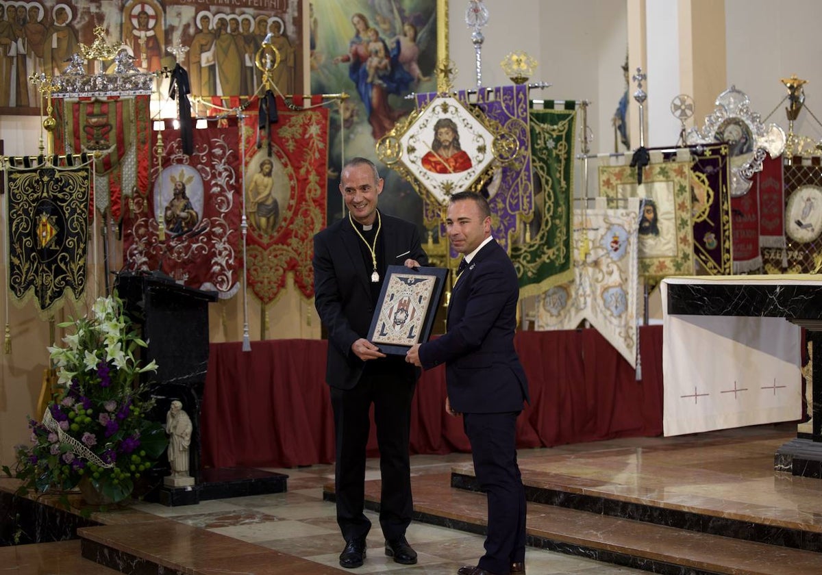 El vicerrector Álvaro Almenar, recibe un reconocimiento de la Semana Santa Marinera.