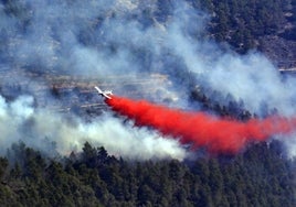 Un avión sobrevuela la zona afectada.