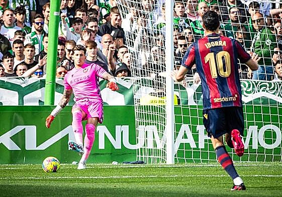 Cárdenas, trazando un pase a Iborra.
