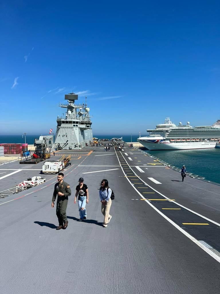 Vecinos y turistas visitan los barcos de guerra que han llegado a Valencia