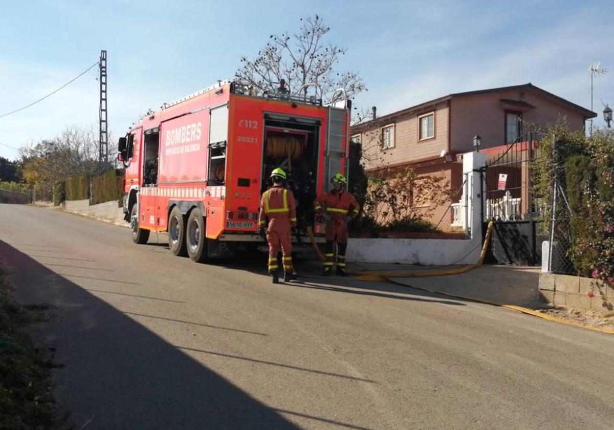 Un incendio forestal en Picassent obliga a desalojar varios chalets