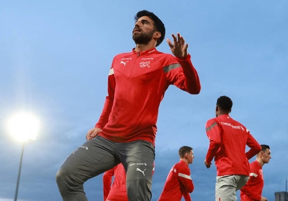 Eray Comert, central del Valencia, durante un entrenamiento con la selección de Suiza.