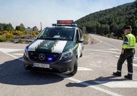 Un control de la Guardia Civil de Tráfico en la zona del incendio.