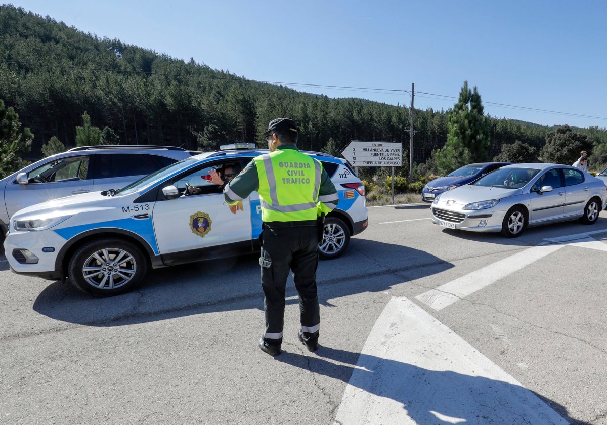 Un control de la Guardia Civil en la zona del perímetro del incendio.