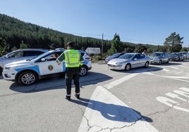 Un control de la Guardia Civil en la zona del perímetro del incendio.