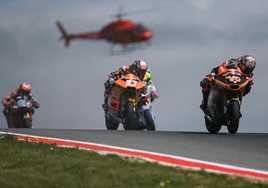 Acosta y Canet, en plena batalla en la carrera de Moto2.