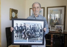 En su casa. Agustín, hijo de Dolz, muestra una imagen del once de la final de Copa. Su padre, agachado con el balón.