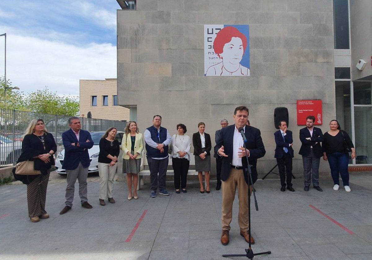 El alcalde durante la muestra del mural.