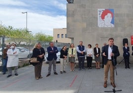 El alcalde durante la muestra del mural.