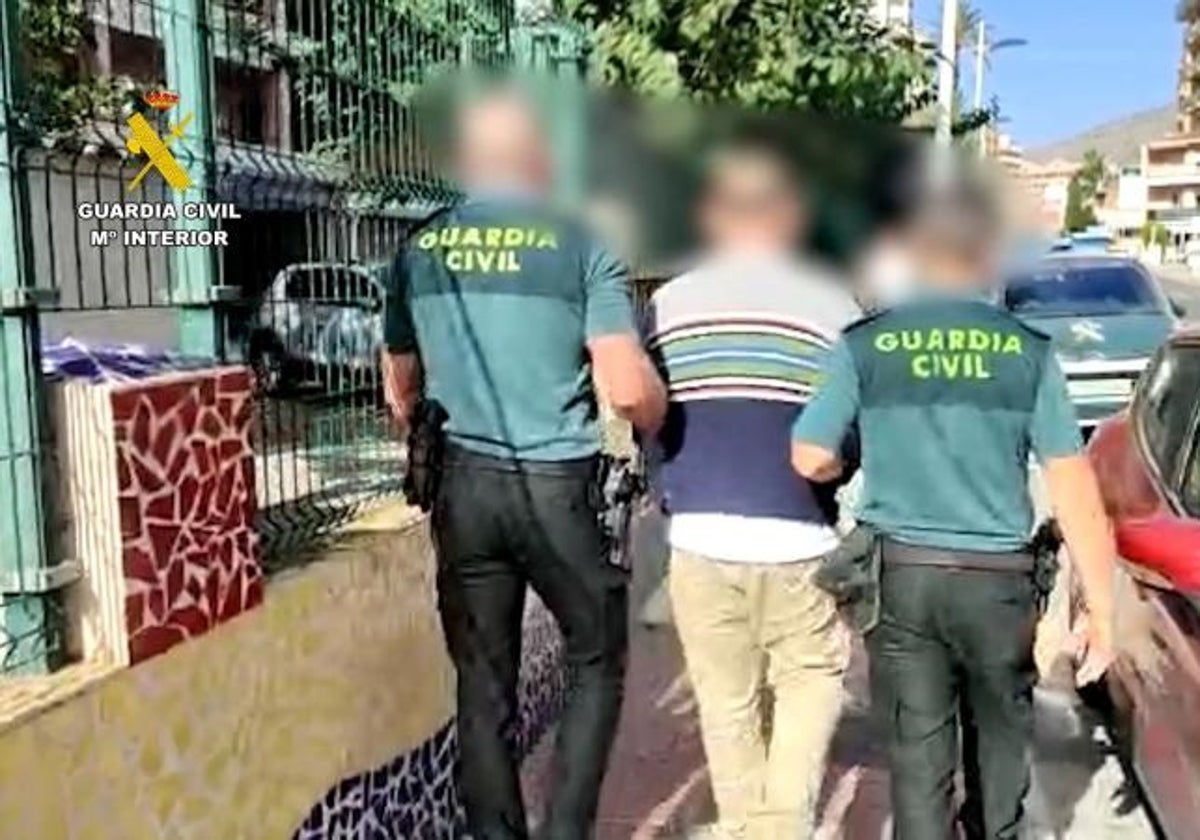 Uno de los integrantes de la banda detenido por la Guardia Civil.