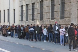 Cola de ciudadanos para acceder a la oficina del padrón del Ayuntamiento de Valencia.