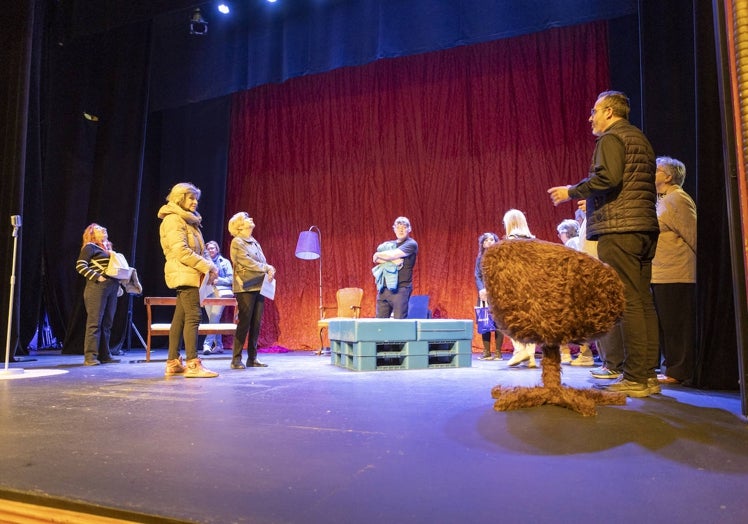 Contemplando detalles del escenario en el teatro Talia.