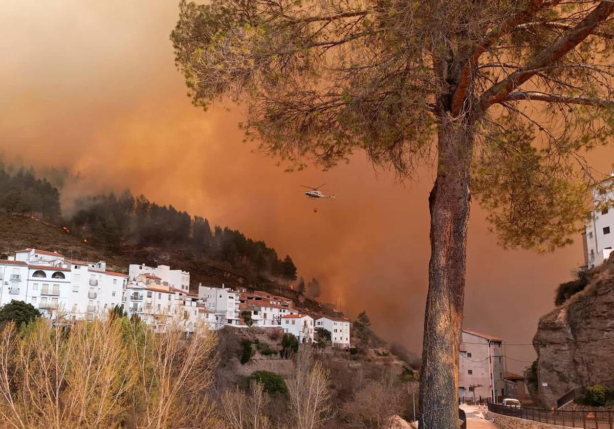 Kamov, el superhelicóptero especializado en extinción de incendios que está trabajando en Castellón