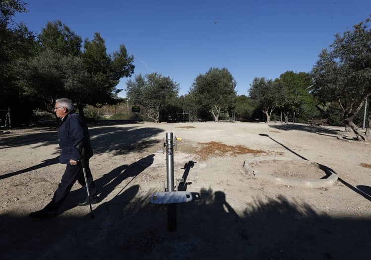 El presidente vecinal de la Punta, Vicent Romeu, en el parque descuidado de María Moliner.