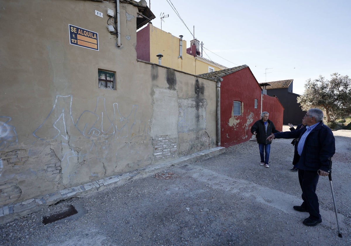 Vecinos de Punta, junto a la casa que se han tenido que tapiar tras un intento de okupación.