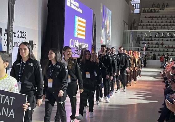 Los integrantes de la Selecció Valenciana desfilan en la inauguración de este lunes.