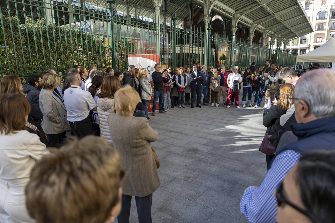 Abre con poco público el mercadillo de agricultores junto al Mercado de Colón