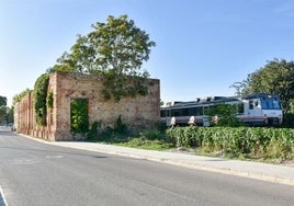 El tren Xàtiva-Alcoi a su paso por la antigua estación de Xàtiva.