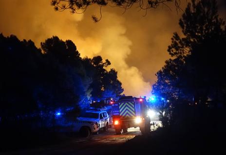 Imagen secundaria 1 - Labores de extinción durante la noche del lunes. 