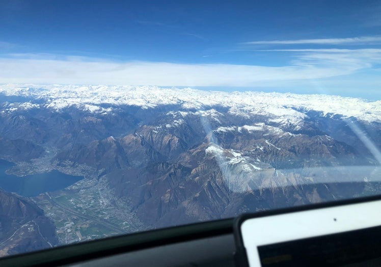 Imagen aérea tomada desde cabina por la piloto en el vuelo a Bruselas. Se aprecia la ciudad suiza de Locarno, junto al Lago Mayor, envuelto por los Alpes.