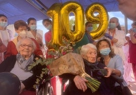 Celebración de los 109 años de Carmen en la residencia de Navarrés, con la ecografía de su tataranieto.