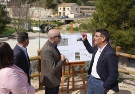 El presidente de CHJ y el alcalde, durante la presentación del proyecto en Cantereria.