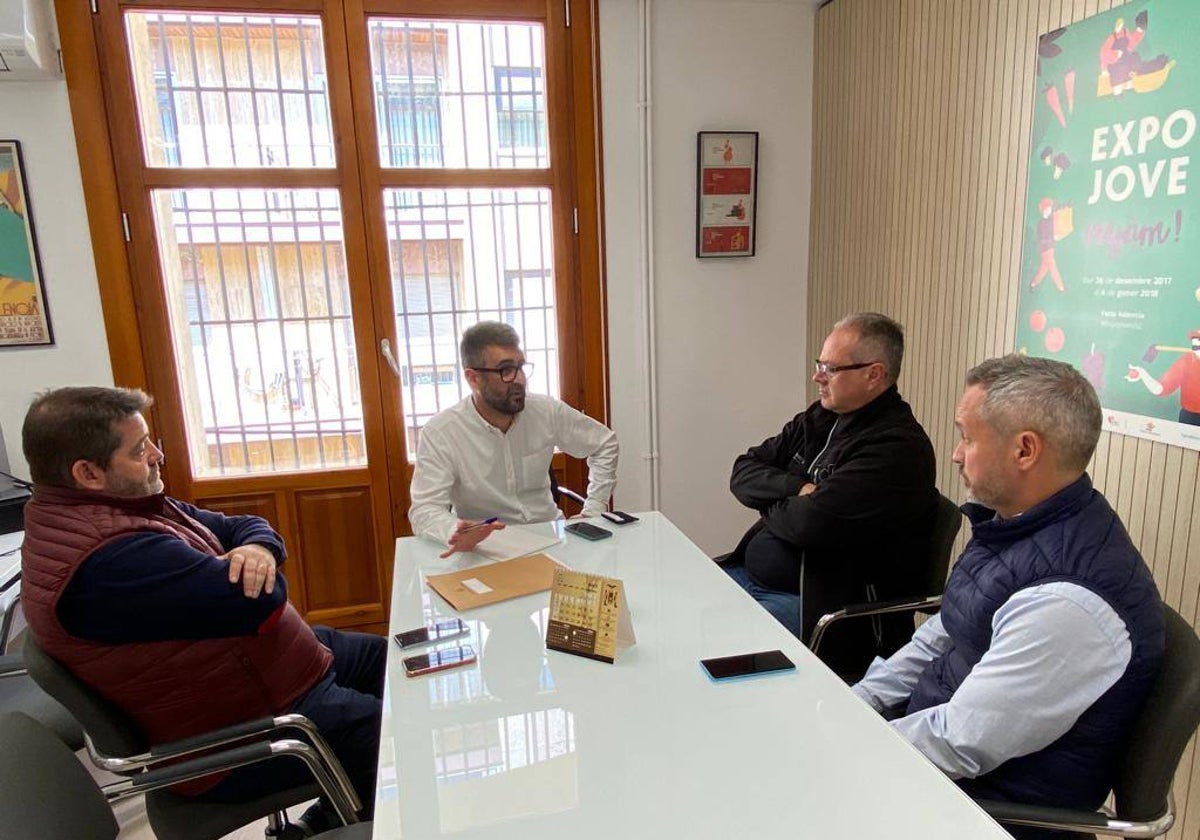 El concejal de Cultura Festiva, Pere Fuset, en una reunión con directivos de la Interagrupación de Fallas, tras retomar la cartera festiva.