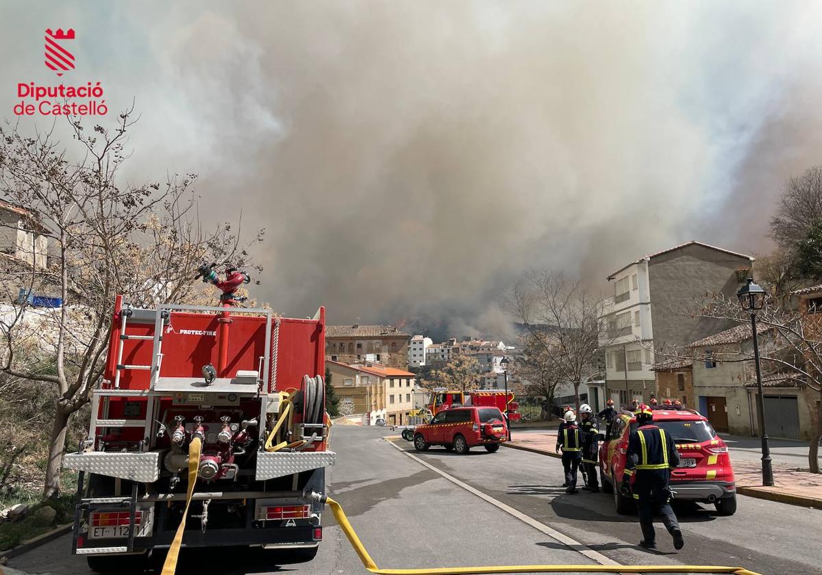 La columna de humo del incendio de Villanueva de Viver vista desde el espacio: de Castellón a Sagunto