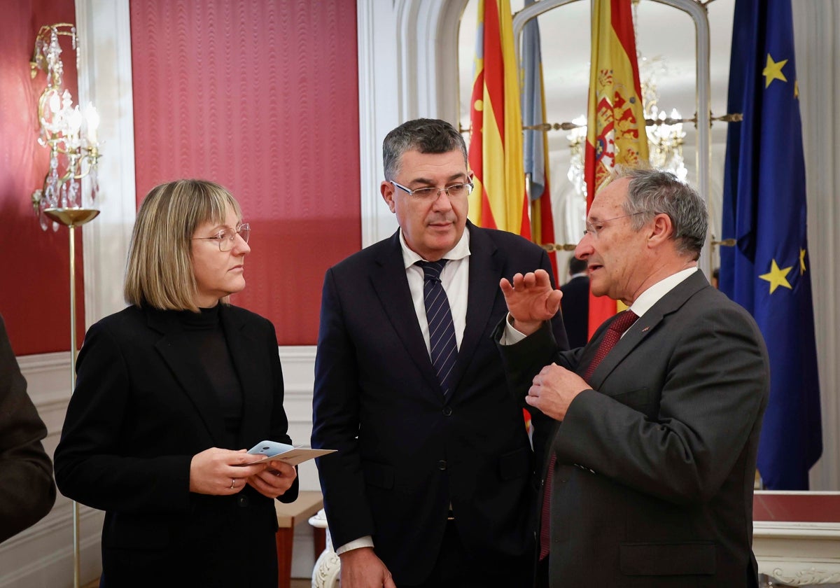 La vicepresidenta de Les Corts, María José Salvador, el presidente Morera y el director de la Agencia, Joan Llinares.