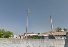 Imagen exterior de la papelera San Jorge con la chimenea más alta de la Comunitat.