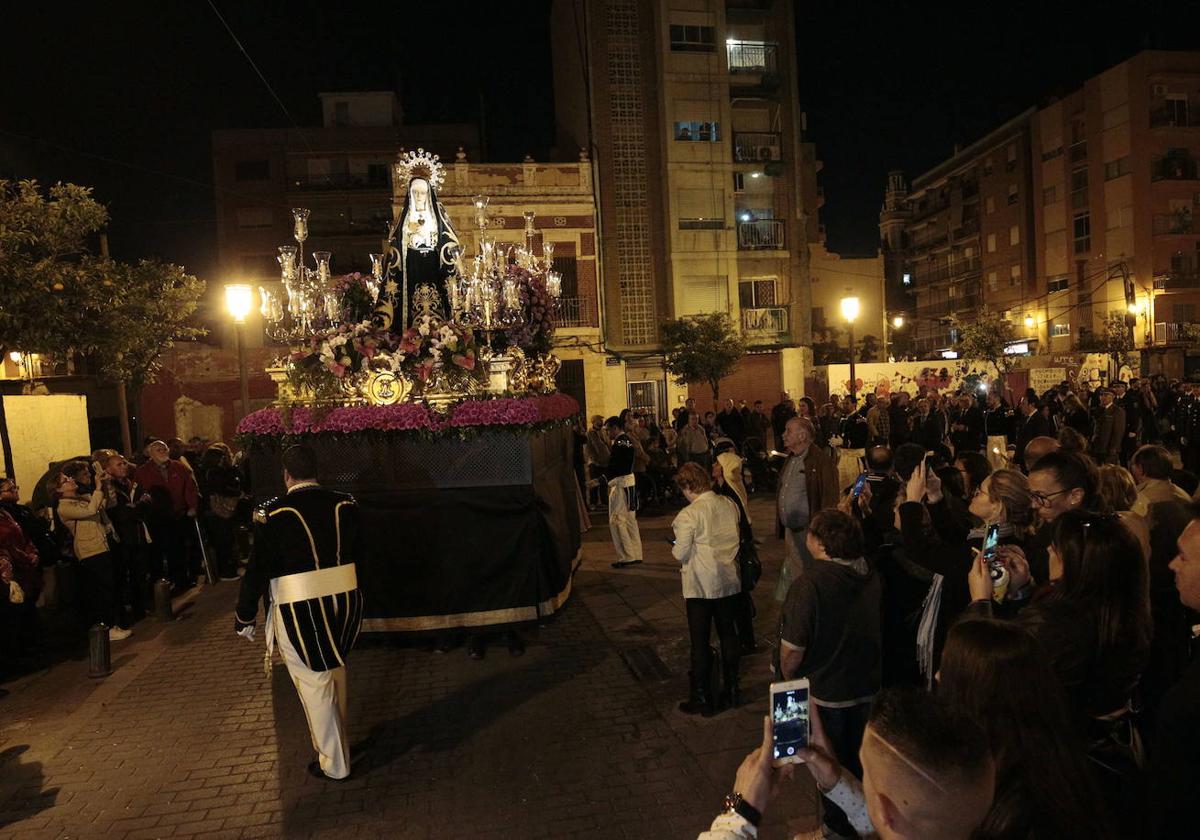 Procesión de los Granaderos con la Dolorosa, en el Cabanyal.