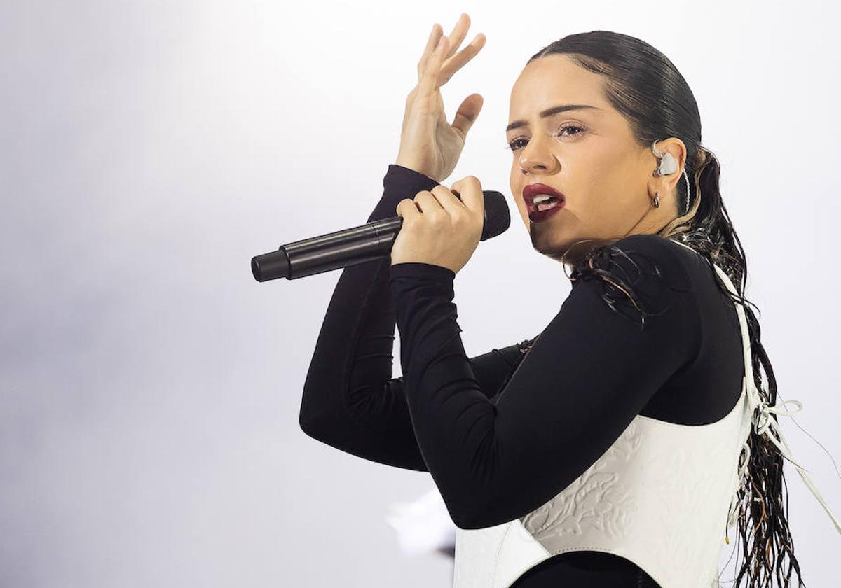 Rosalía, durante su concierto en Lollapalooza este domingo.