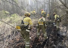 Bomberos apagan el fuego en Montán.