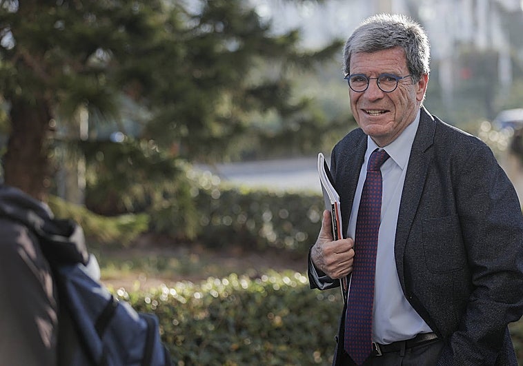 De los insultos fuera a los dos demandados a la tensión dentro con Castellá