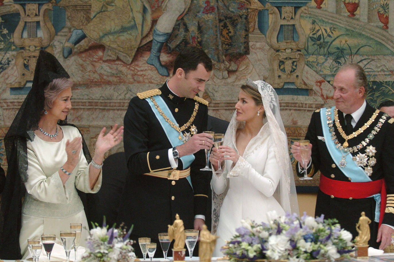 La Reina Letizia, todavía princesa en el momento de su boda, con un vestido de novia elaborado con seda valenciana de Alberto Catalá.