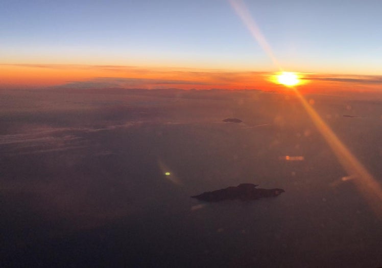 Otra imagen desde cabina en la que se aprecia la puesta de sol y, en el Mediterráneo, las islas de Giglio y Giannutri.