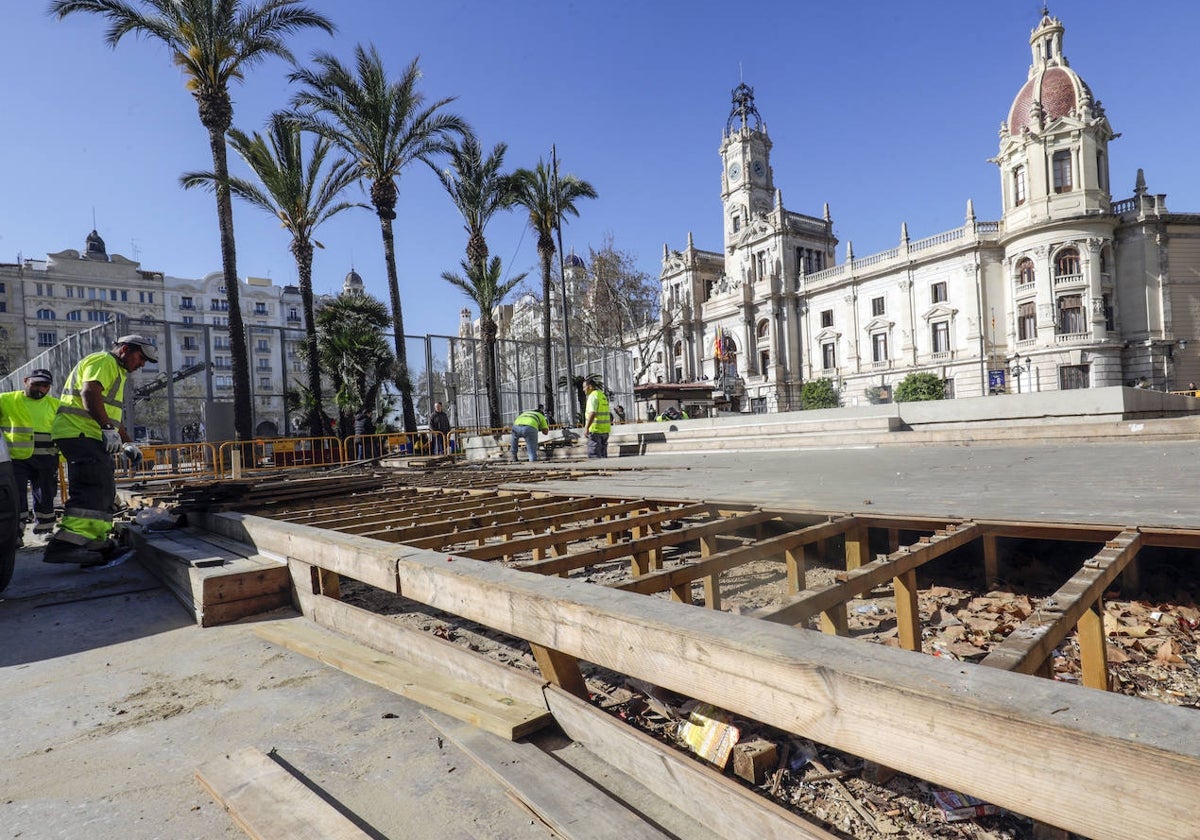 Trabajos de retirada de la plataforma de madera que rodea el perímetro de la base de hormigón.