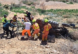 Bomberos, policías locales, un guardia civil y un sanitario rescatan el cuerpo de la víctima.