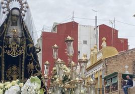 Imagen de una Dolorosa, en una procesión del Cabanyal.