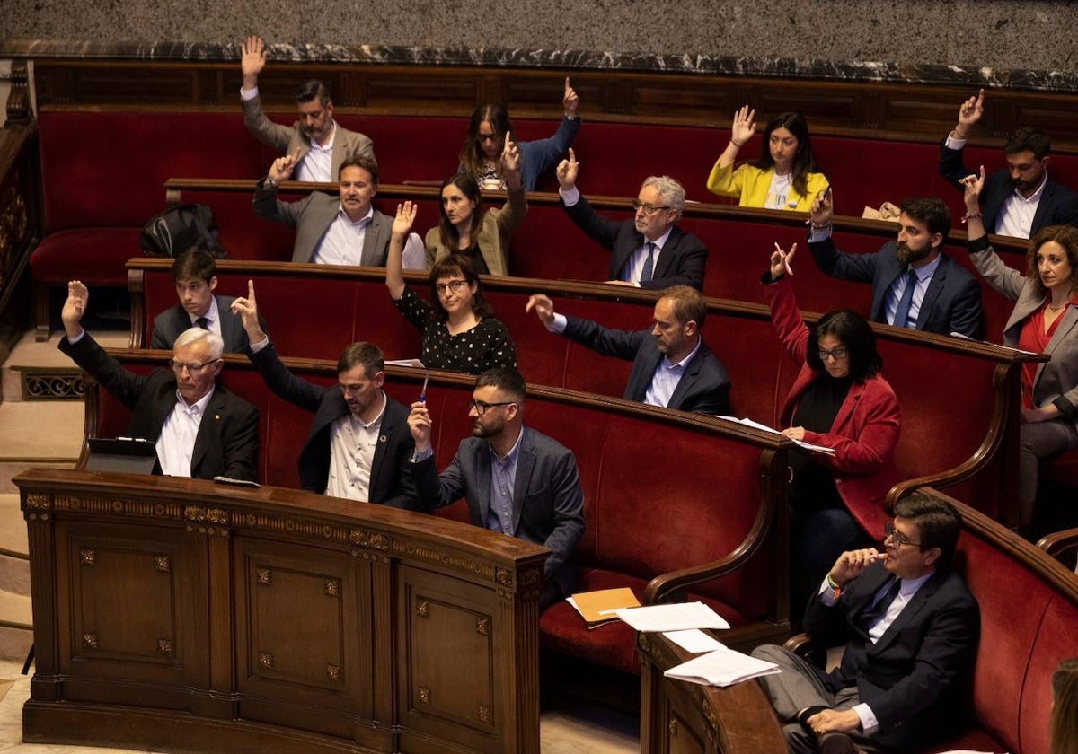 Un momento de una votación en el pleno del Ayuntamiento de este jueves.