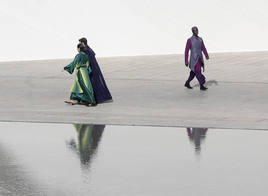 Figurantes en una explanada del Museo Príncipe Felipe.