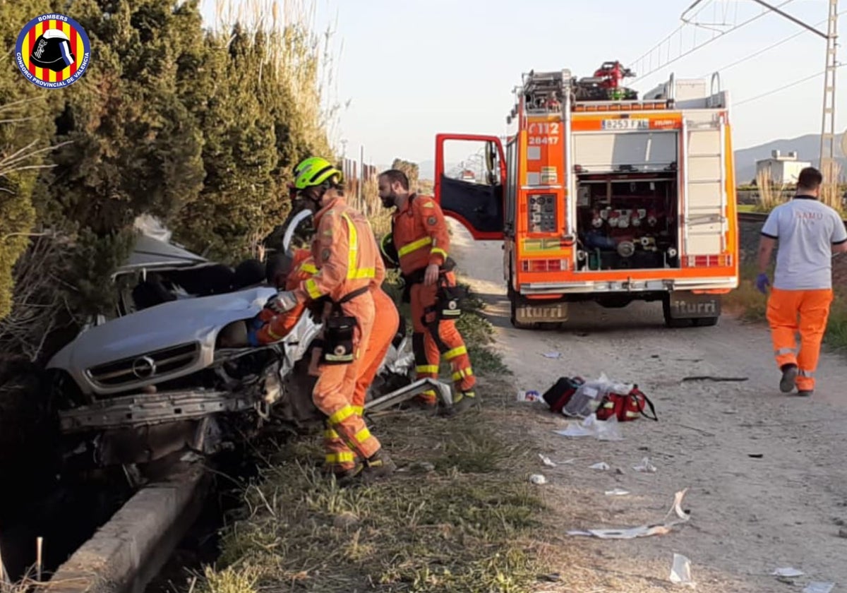 Bomberos retiran el vehículo de las vías.