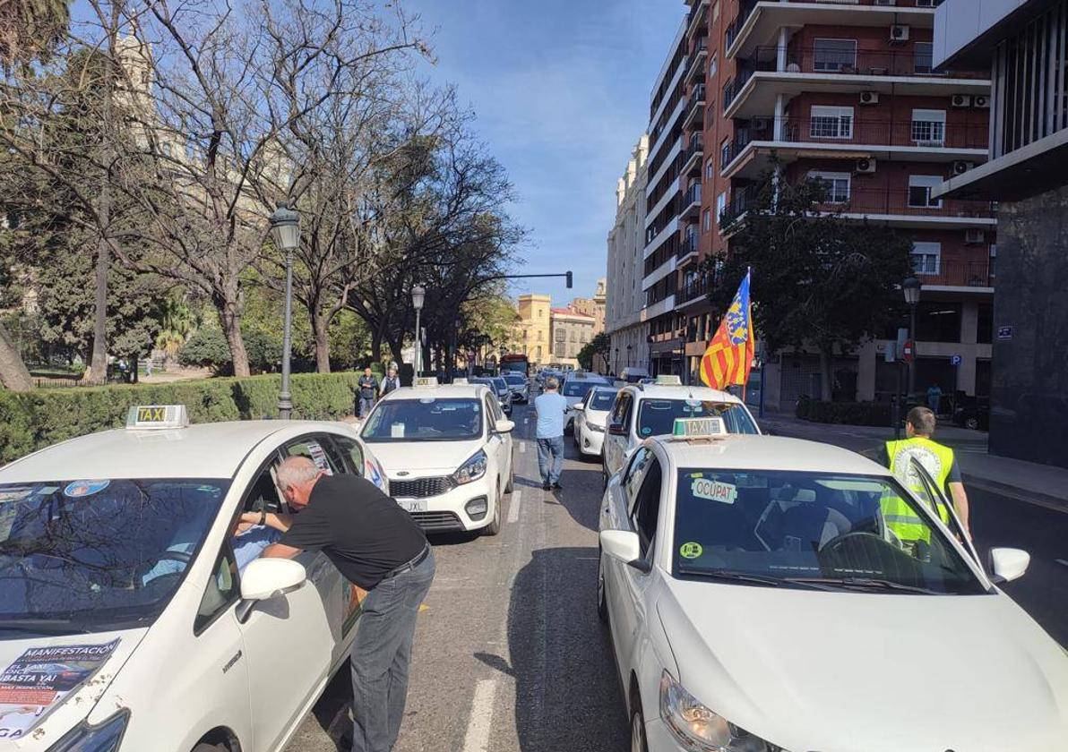 Una manifestación de taxis colapsa el tráfico en Valencia