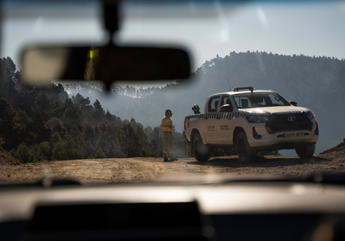 Miembros de una brigada forestal que ha participado en las labores de extinción del incendio.