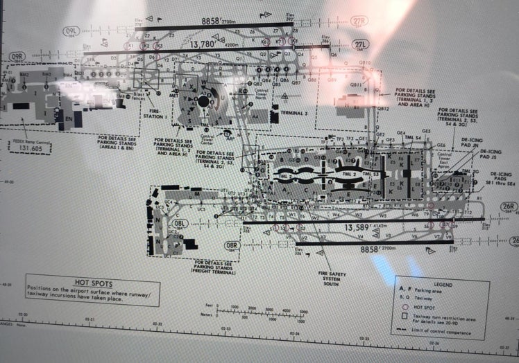 El aeropuerto Charles de Gaulle es complicado. En la imagen la comandante Bellvís reflejada en la pantalla con los planos e indicaciones técnicas.