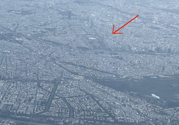 La comandante Bellvís marca la torre Eiffel sobre una foto tras despegar de París de regreso a Milán.